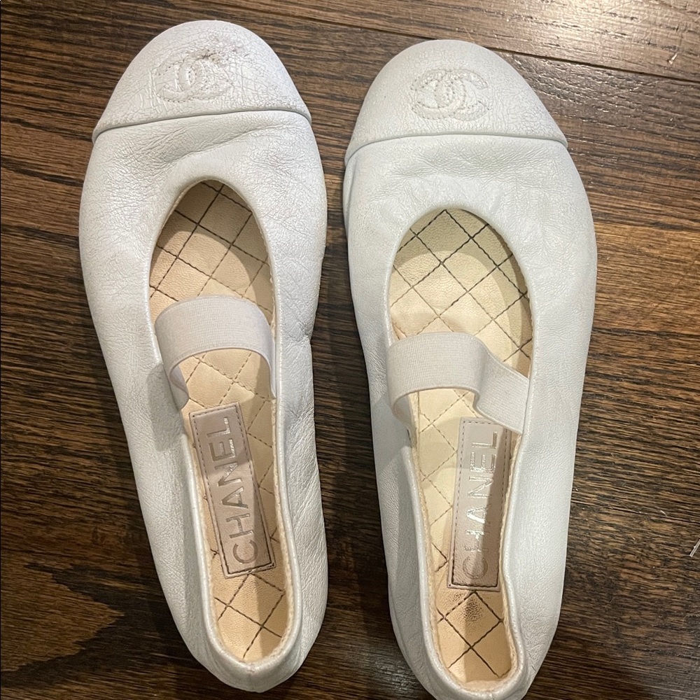 Chanel Cream Leather Flats with Logo Detail